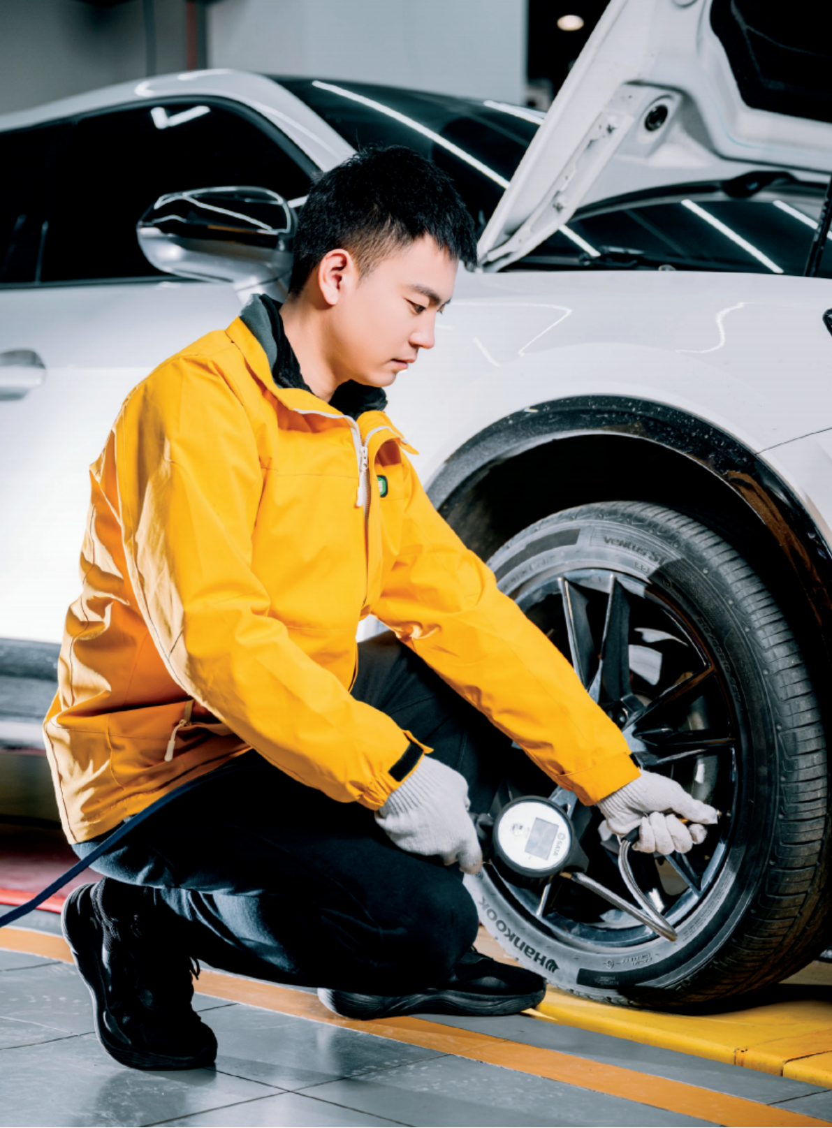 匠心为笔热忱为墨：张峰“伙伴·十年”的重笔浓彩(图1)